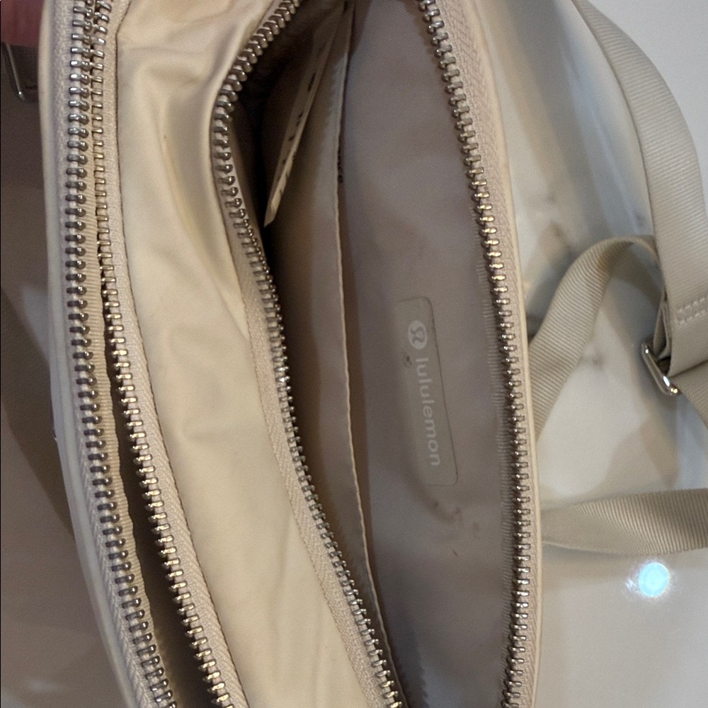Lululemon crossbody bag - Picture 4 of 5